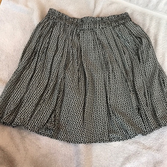 Brandy Melville Flower Skirt - Picture 2 of 3